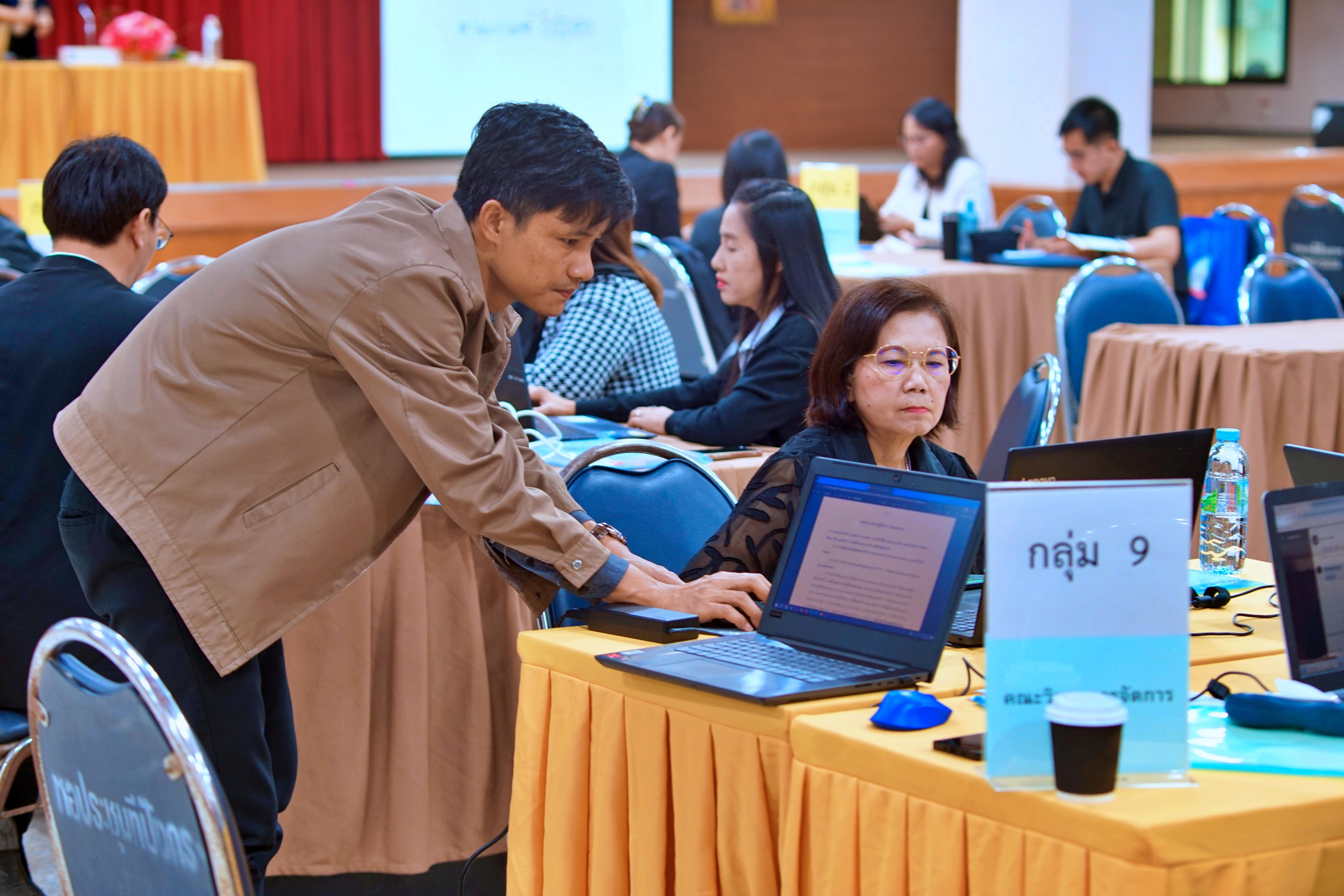 37. มรภ.กำแพงเพชร เดินหน้ายกระดับคุณภาพการศึกษา จัดอบรมเชิงปฏิบัติการ EdPEx หมวด 6 มุ่งเน้นการออกแบบกระบวนการทำงานและหลักสูตรสู่ความเป็นเลิศ